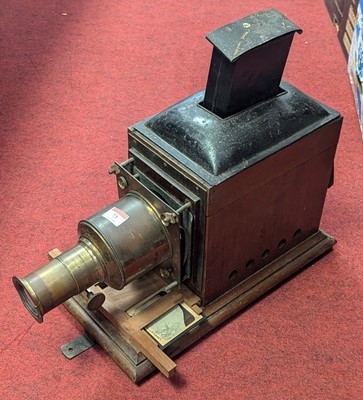 Lot 73 - An early 20th century magic lantern projector