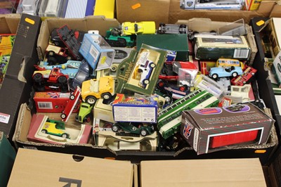 Lot 1554 - A tray of loose and playworn diecast models,...