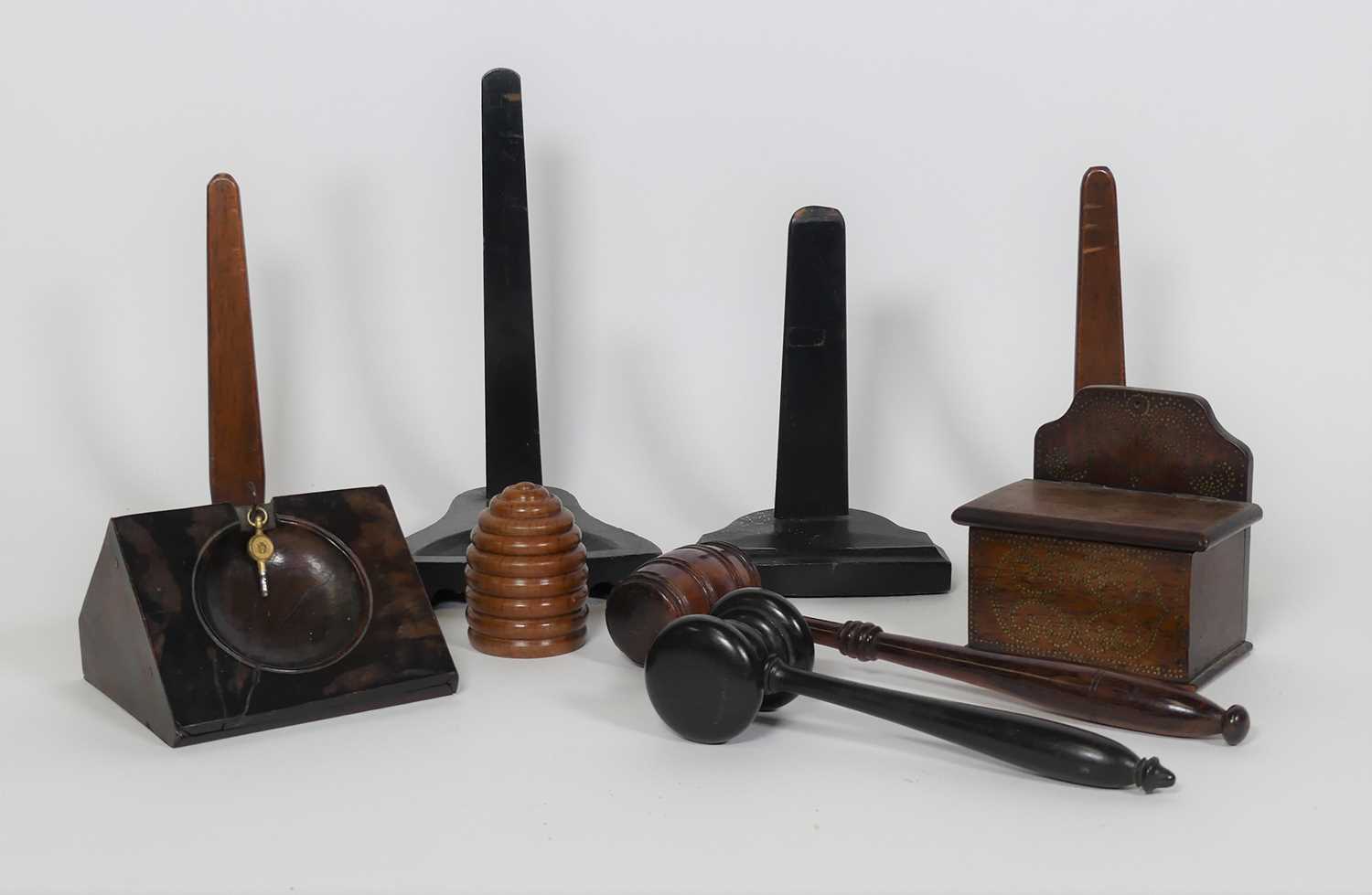 Lot 97 - A collection of treen to include gavels, a...