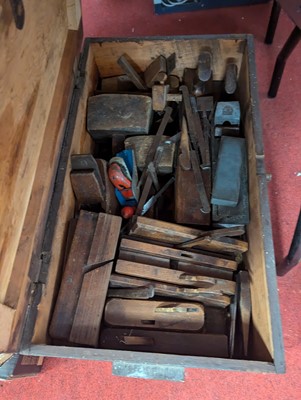 Lot 154 - A collection of vintage woodworking tools, to...