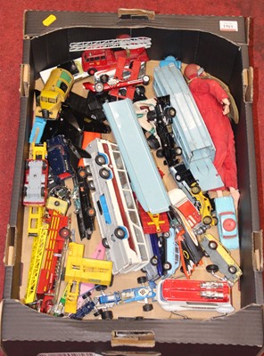 Lot 1561 - A tray of loose and playworn diecast models,...