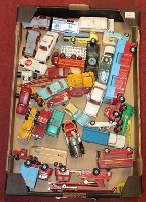 Lot 1562 - A tray of loose and playworn diecast models,...