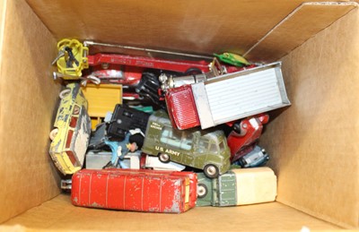 Lot 1576 - A tray of loose and playworn diecast models,...