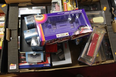 Lot 1582 - A tray of mostly boxed modern issue diecast,...