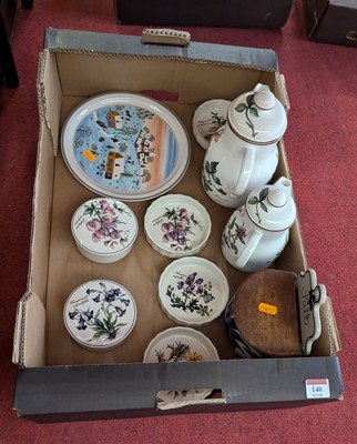 Lot 140 - A collection of ceramics to include Villeroy &...