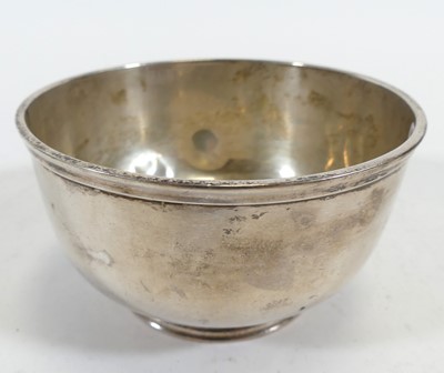 Lot 233 - A George V silver bowl, London 1921, 6.7ozt