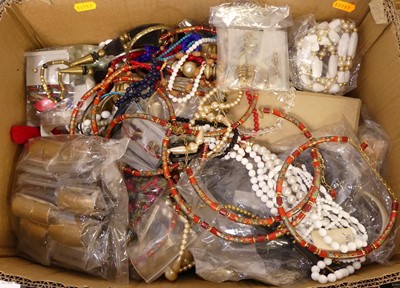 Lot 435 - A large collection of costume jewellery, to...