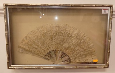 Lot 443 - A mother of pearl and lace fan, in later...