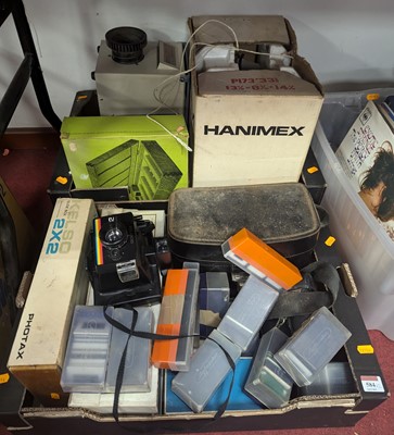 Lot 584 - Two boxes of vintage photography equipment to...