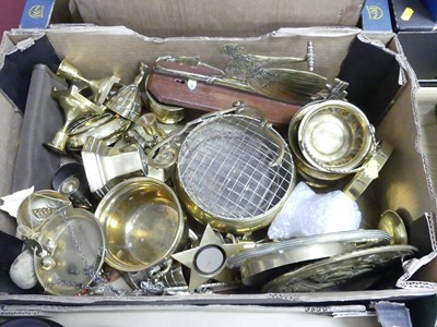 Lot 538 - A collection of mixed brassware