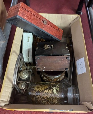 Lot 554 - Miscellaneous items to include a mantel clock,...