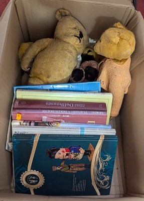 Lot 541 - A collection of vintage teddy bears, and books...