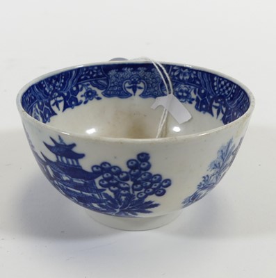 Lot 180 - An 18th century Worcester porcelain tea bowl,...