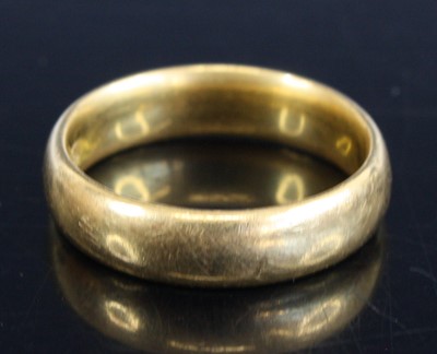 Lot 309 - A 22ct gold court shaped wedding band, 6.1g,...