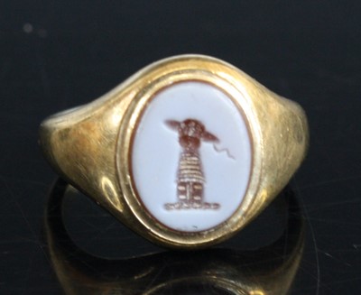 Lot 318 - A child's 9ct gold and agate set signet ring,...