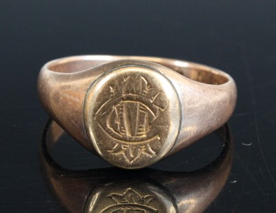 Lot 323 - A 9ct gold signet ring, 4.2g, size Q