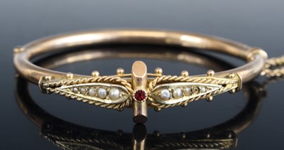 Lot 338 - A George V 9ct gold hollow hinged bangle, with...