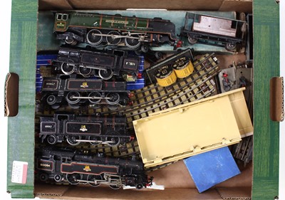 Lot 613 - A small collection of Hornby Dublo 00 gauge 3...