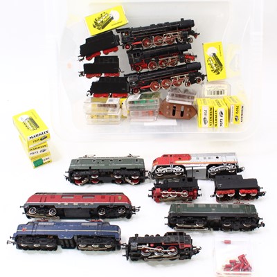 Lot 830 - A group of 10 unboxed 3 rail Marklin HO gauge...