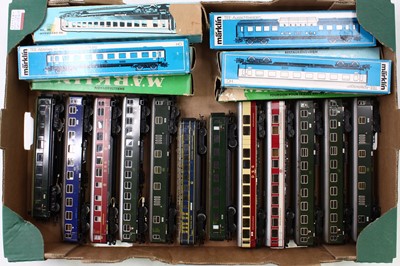 Lot 824 - One tray containing Marklin bogie coaches,...