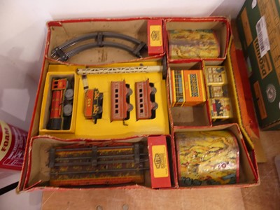 Lot 1524 - A collection of vintage tinplate 0 gauge...