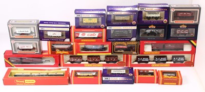 Lot 410 - One tray of mixed 00 gauge wagons to include...