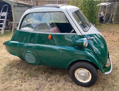 Lot 2627 - A 1960 BMW Isetta tricycle 298cc Registration...