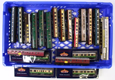 Lot 384 - A large tray containing mixed 00 gauge coaches,...