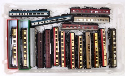 Lot 385 - A large tray containing mixed 00 gauge coaches,...