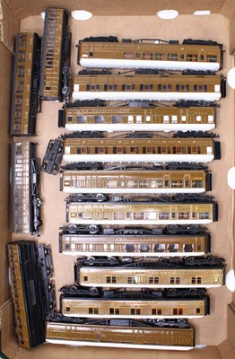 Lot 523 - A tray containing Hornby and kit built 00...