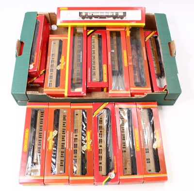 Lot 390 - One tray containing approx 17 boxed 00 gauge...