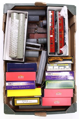 Lot 406 - One tray of boxed and unboxed 00 gauge wagons...