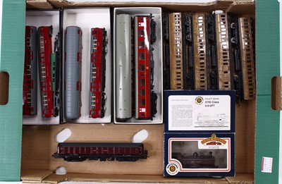 Lot 527 - A collection of various 00 gauge rolling stock,...