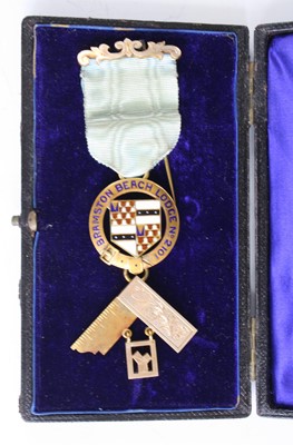 Lot 2256 - An Edwardian 9ct gold and enamel Masonic jewel...