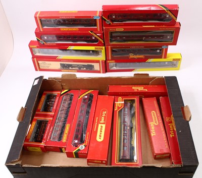 Lot 690 - One tray containing Triang and Hornby 00 gauge...