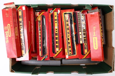 Lot 688 - One tray containing 00 gauge Triang and Hornby,...