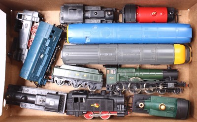 Lot 712 - A collection of eight 00 gauge Triang locos,...