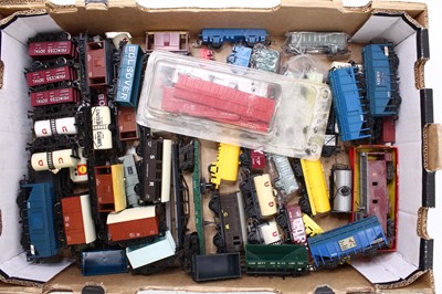 Lot 671 - One tray containing 00 gauge unboxed wagons,...