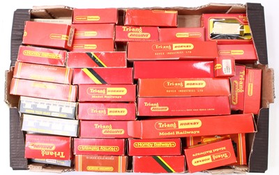 Lot 669 - One tray containing approx 30 boxed Triang,...