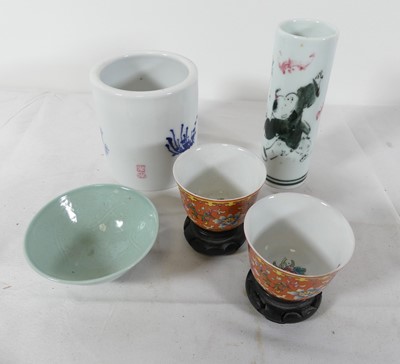 Lot 64 - A collection of Chinese porcelain to include a...