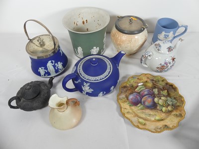 Lot 71 - A collection of mixed ceramics to include a...