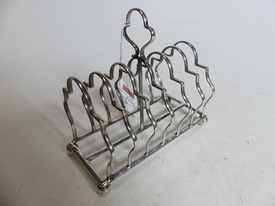 Lot 315 - A George V silver six-division toast rack,...