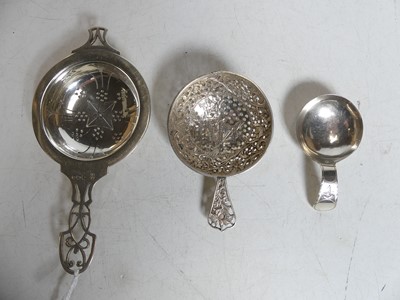 Lot 318 - A George VI silver strainer, Sheffield 1946;...