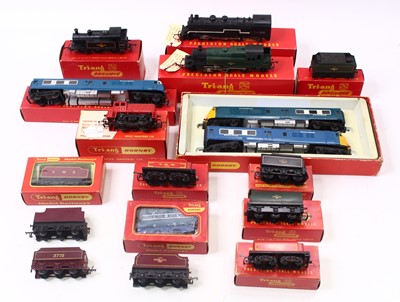 Lot 651 - A collection of Triang 00 gauge locos,...