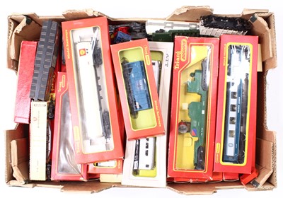 Lot 727 - One tray containing loose and boxed 00 gauge...