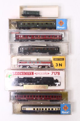 Lot 850 - A collection of N gauge continental locos and...