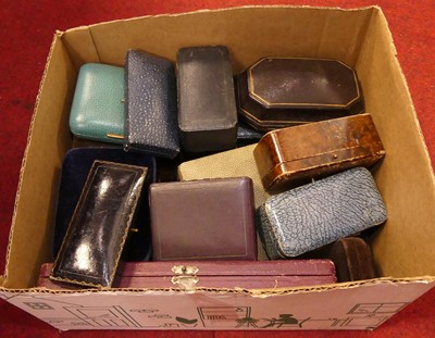 Lot 654 - A collection of empty jewellery boxes