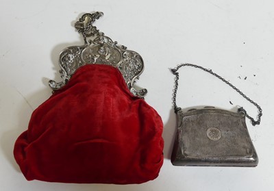 Lot 283 - A George V silver lady's purse, having linear...