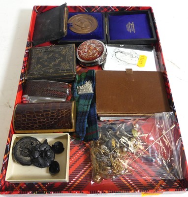 Lot 499 - A collection of miscellaneous items, to...