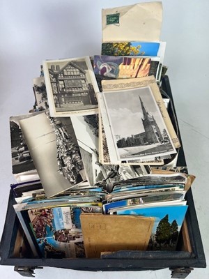 Lot 564 - A collection of Edwardian & later postcards,...